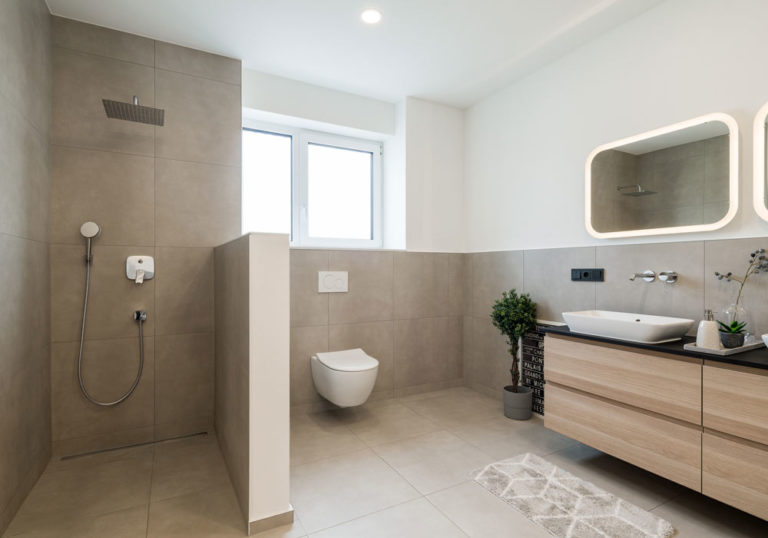 Modernes Badezimmer einer von Goldstein Baukonzepte entworfenen Doppelhaushälfte in Ketsch.