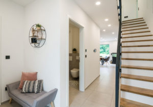 Flur mit Blick zum Wohnbereich eines Neubaus. Entwurf und Betreuung des Bauprojekts durch Goldstein Baukonzepte.