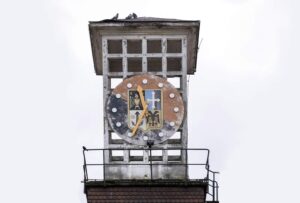 Turmuhr der alten Reithalle in Speyer, welche von Goldstein Baukonzepte zu modernen Büros und Gastronomie saniert wird.