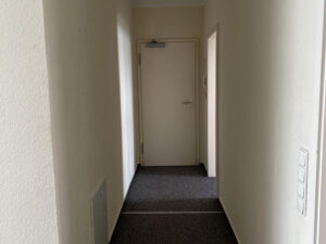 Vorherbild des Flurs des alten Frisörsalons. Geplante Nutzungsänderung und Sanierung durch die Architekten von Goldstein Baukonzepte